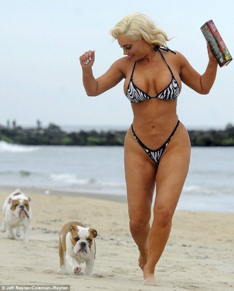 Николь Остин в купальнике