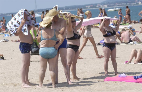 Жирные люди на пляже