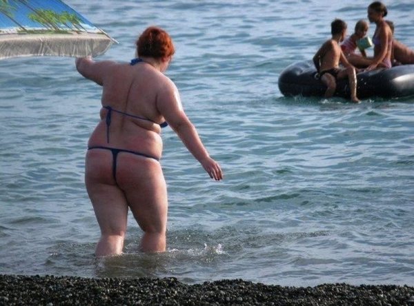 Толстые в стрингах на пляже