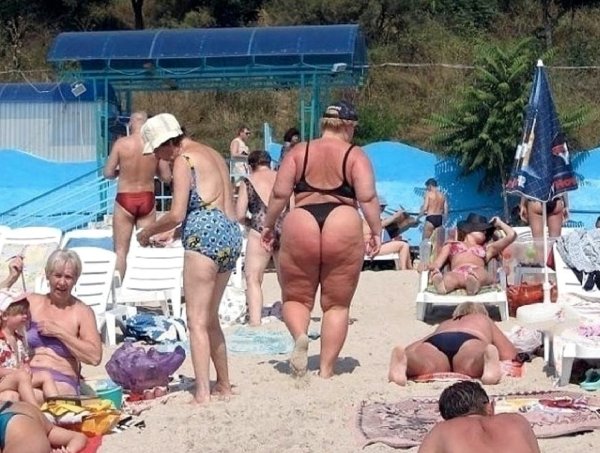 Толстая женщина на пляже в Сочи