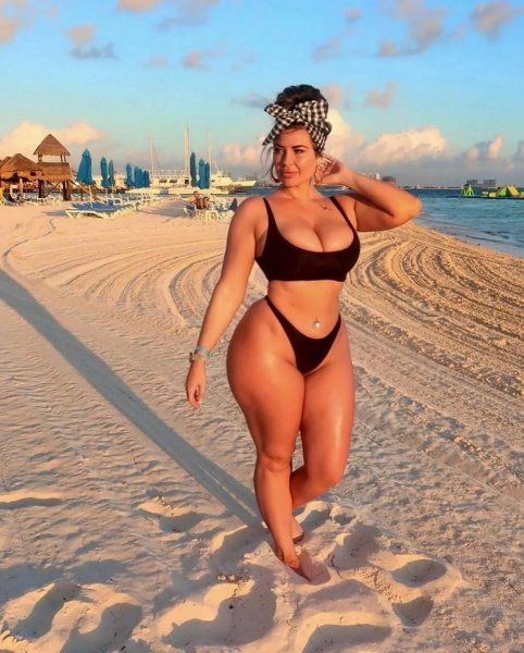 Djhannahb Hannah в купальнике