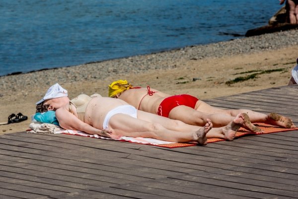 Отдыхающие женщины на пляже