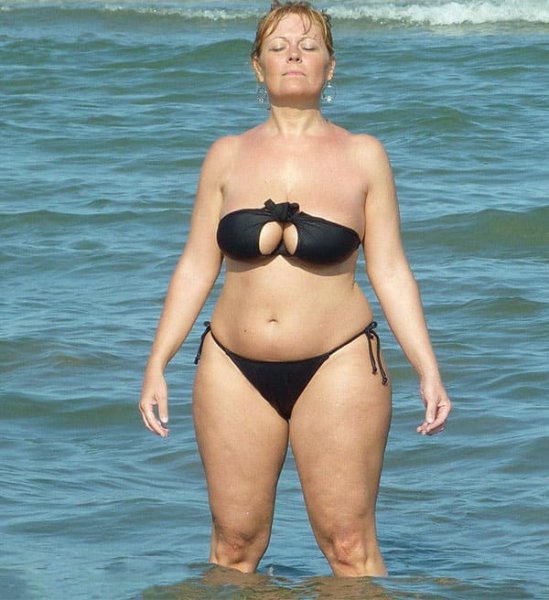 Пожилые женщины в купальниках