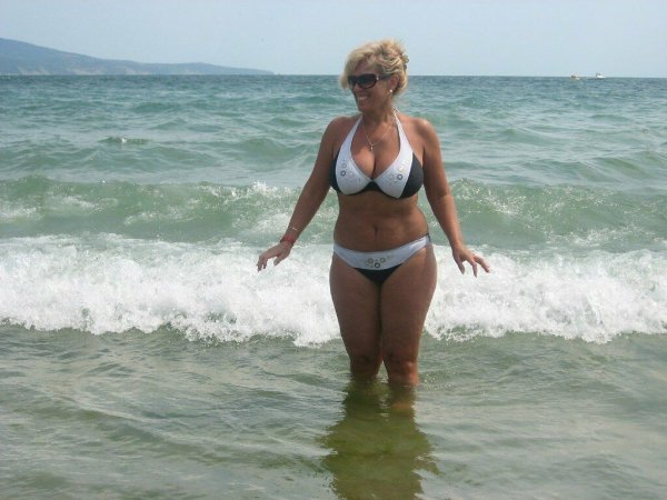 Женщины в ВОЗВРАСТЕВ купальниках