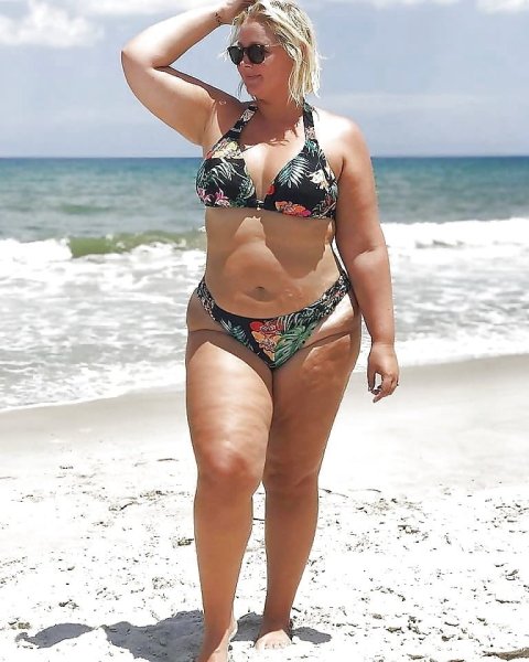 Толстушки в купальниках на пляже