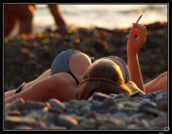 Веселые девчонки на пляже