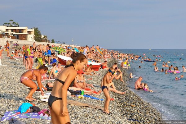 Люди на пляже Сочи