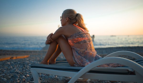 Блондинка на море