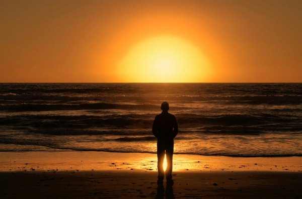 Парень на закате