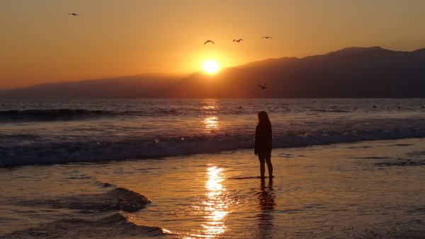 Человек на закате у моря