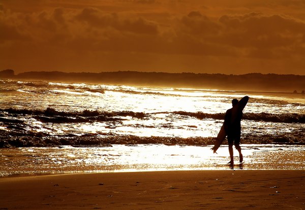 Закат на пляже с людьми