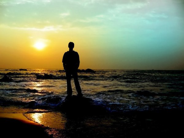 Мужчина на берегу моря