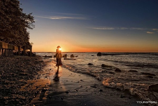 Гулять по берегу моря
