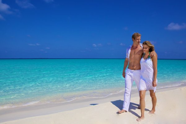 Парень и девушка на Мальдивах