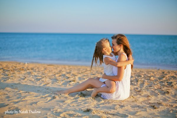 Мама с дочками на берегу моря