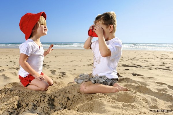 Дети песок море