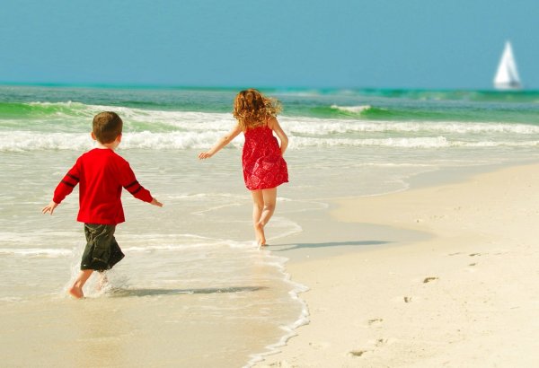 Дети на берегу моря