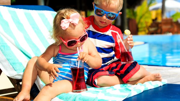 Мальчик и девочка на море