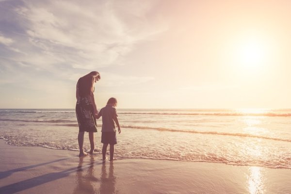 Мама с сыном на море спиной