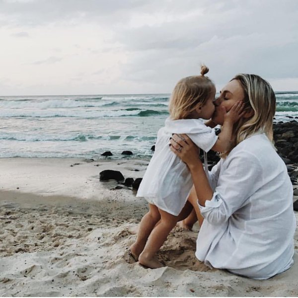 Мама и малыш на море