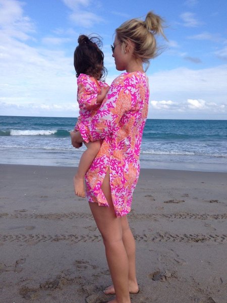 Мама с дочкой со спины