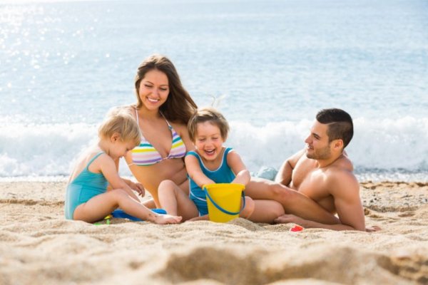 Дети пляж море семья