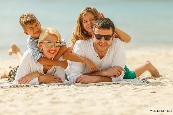 Счастливая семья с детьми на море