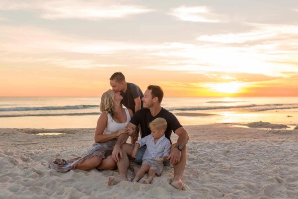 Семья на берегу