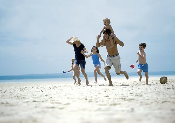 Многодетная семья на море