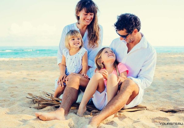 Счастливая семья на море