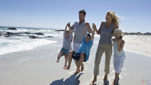 Счастливая семья с тремя детьми