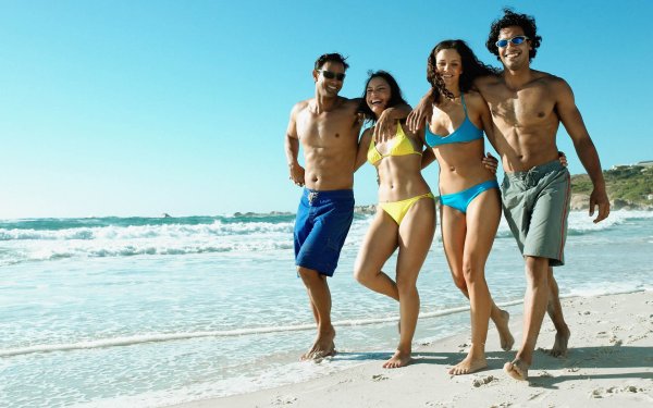 Красивые люди на пляже