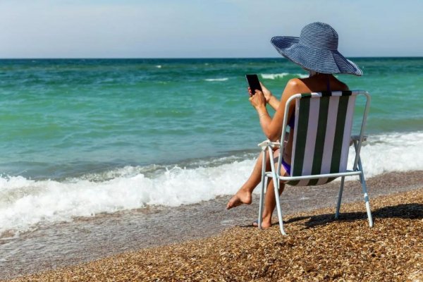 Отдыхающий на пляже