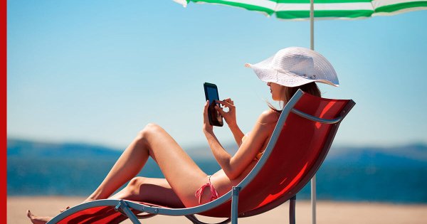 Девушка в шезлонге на пляже