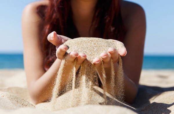 Девушка на песке