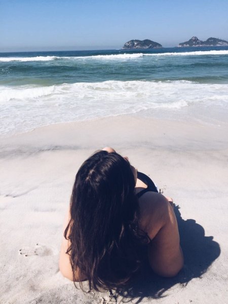 Брюнетка на море