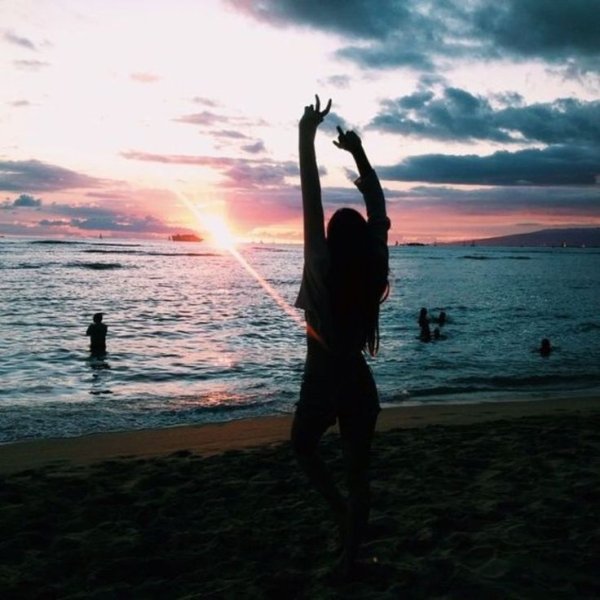 Девочка на море без лица