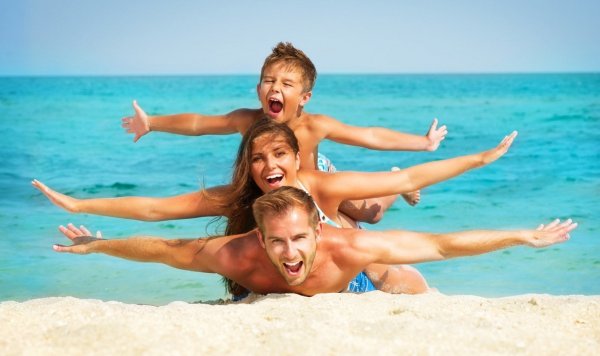 Семья отдыхает на море