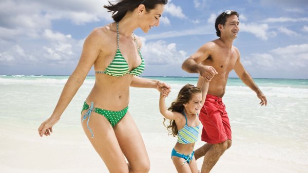 Семья отдыхает на пляже