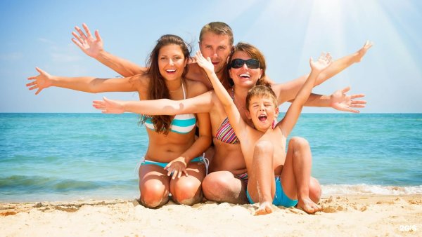 Счастливая семья на море