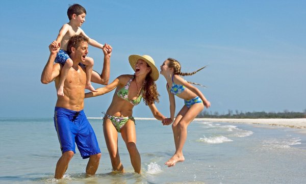 Семья на курорте