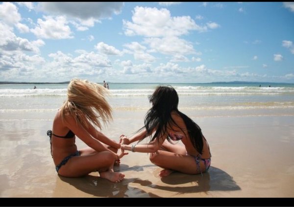 Две девушки на берегу моря