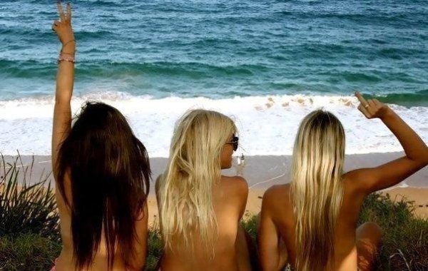 Две блондинки на море