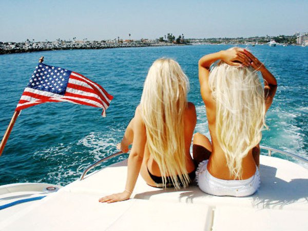 Две блондинки спиной