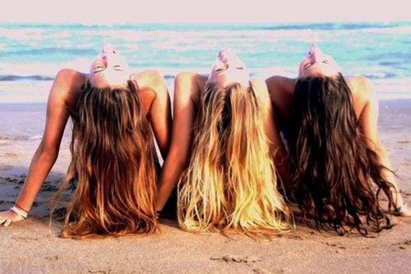 Подружки с красивыми волосами