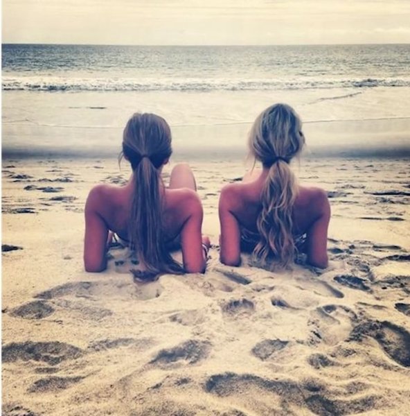 Подруги на море