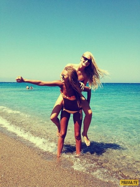 Две девушки на море