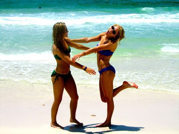 Эмили Осмент на пляже