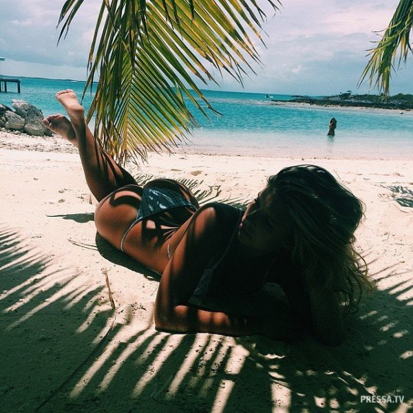 Девушка на пляже пальмы