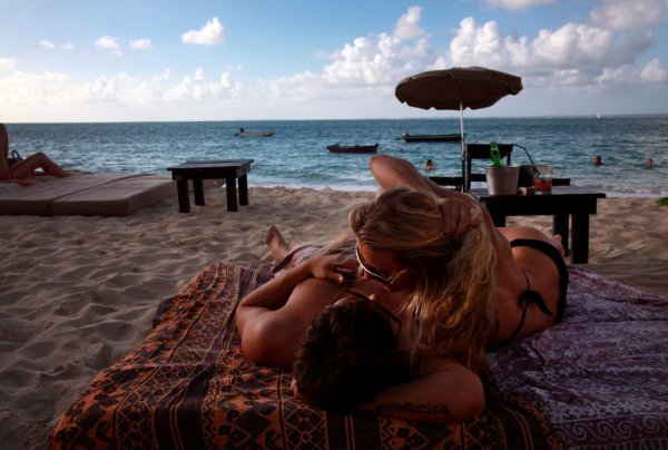 Блондинка и мужчина на берегу моря